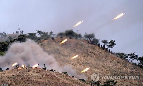 Ông Kim Jong-un chỉ huy tập trận bắn đạn thật Ông Kim Jong-un chỉ huy tập trận bắn đạn thật