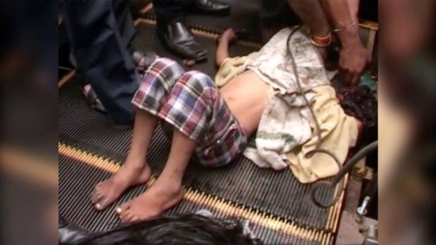 Phá toác thang máy giải cứu bé trai bị kẹt tay suốt 2 giờ Tay cậu bé bị mắc kẹt trong thang cuốn suốt 2 tiếng