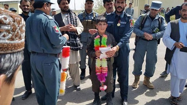 'Anh hùng diệt khủng bố' 10 tuổi bị Taliban bắn chết Cậu bé Wasil Ahmad bị phiến quân Taliban giết hại từng được cảnh sát địa phương ca ngợi là 'anh hùng'