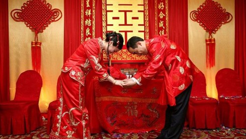 Đại gia đăng tuyển nữ giám đốc kiêm... vợ con trai Hình minh họa.