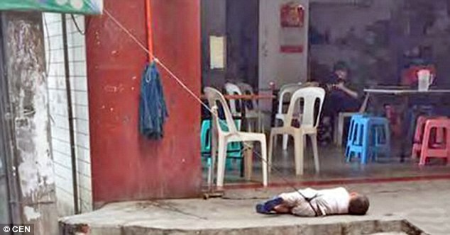 Bà trói cháu trước cửa hàng vì không có tiền gửi nhà trẻ Em bé bị trói nằm ở vỉa hè