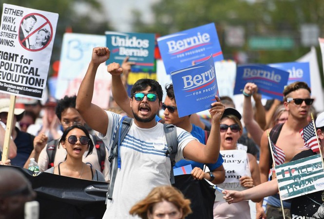 Sanders chật vật khuyên người ủng hộ mình hướng về Hillary Clinton Người ủng hộ ông Bernie Sanders biểu tình chống bà Hillary Clinton và ông Donald Trump