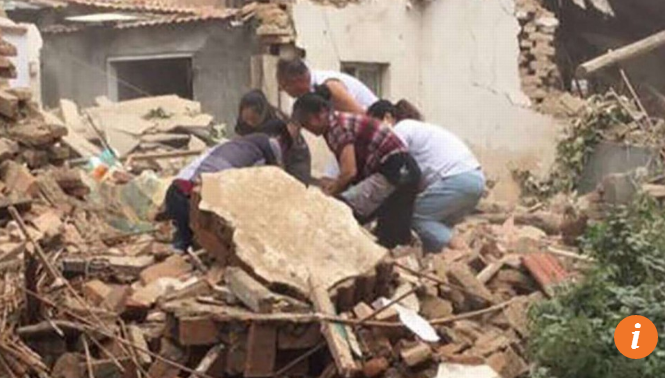 Máy xúc phá nhầm nhà, cụ bà 92 tuổi chết thảm Máy xúc phá nhầm nhà, cả gia đình chạy lại dỡ đống đổ nát để cứu cụ Wang nhưng không kịp.