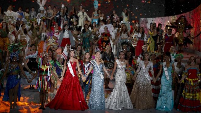 Những giây phút đăng quang đáng nhớ nhất của Miss World Các người đẹp nắm tay nhau trong đêm chung kết Miss World 2015