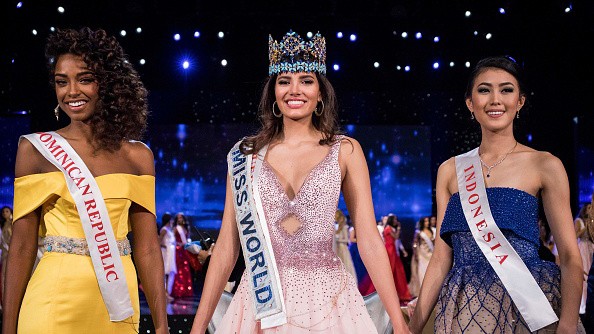 Người đẹp Puerto Rico trở thành Hoa hậu Thế giới 2016 Hoa hậu Thế giới 2016 (giữa) cùng hai Á hậu