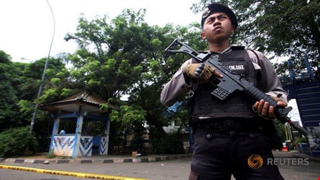 Indonesia: Đấu súng dữ dội, tiêu diệt 3 nghi phạm khủng bố Cảnh sát Indonesia vừa tiêu diệt 3 nghi phạm khủng bố.