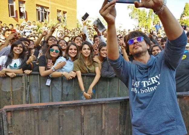 Cô gái bỗng dưng nổi tiếng vì chụp selfie cùng thần tượng Thần tượng SRK chụp ảnh selfie cùng nhiều người hâm mộ