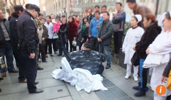Anh béo ngã trên phố, 20 người hì hục suốt 2 tiếng không đỡ được dậy Anh béo nặng 220kg ngã trên phố.