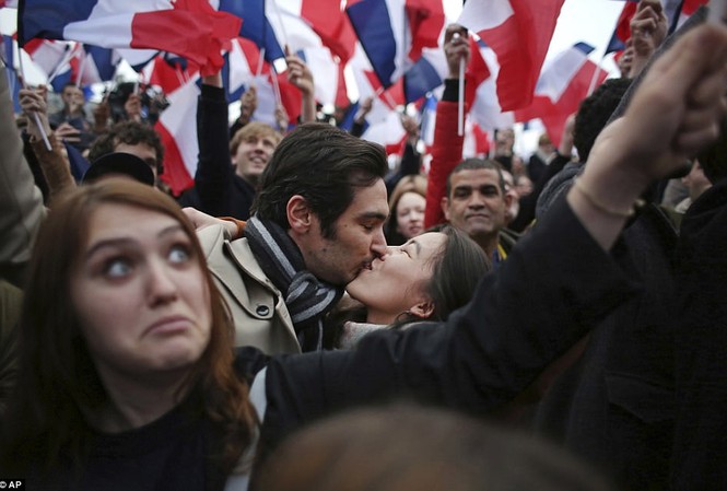 Thủ đô Paris rực rỡ cờ hoa mừng Tổng thống đắc cử Macron Một cặp đôi hôn nhau giữa rừng cờ hoa ở thủ đô Paris, Pháp sau khi biết tin ông Emmanuel Macron giành chiến thắng
