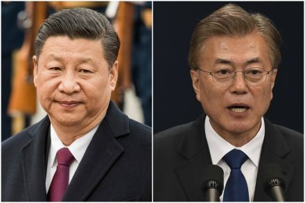 Ông Moon Jae In nói gì với ông Tập Cận Bình trong cuộc điện đàm đầu tiên? Chủ tịch Trung Quốc Tập Cận Bình (trái) và Tổng thống Hàn Quốc Moon Jae In