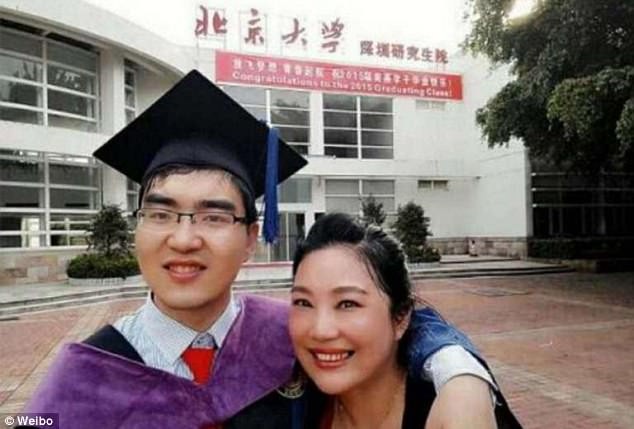 Câu chuyện cảm động của chàng trai bại não thi đỗ Đại học Harvard Hai mẹ con hạnh phúc ngày Ding Ding tốt nghiệp đại học.