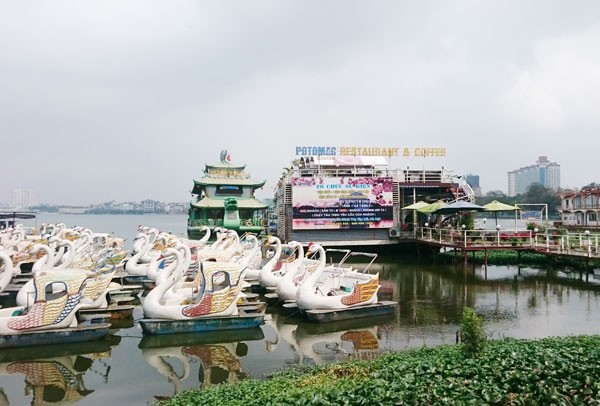 Du thuyền, nhà nổi Hồ Tây vẫn tấp nập trước 'lệnh cấm' Các du thuyền, nhà nổi, công trình vi phạm vẫn tồn tại sau "lệnh" di chuyển, tháo dỡ