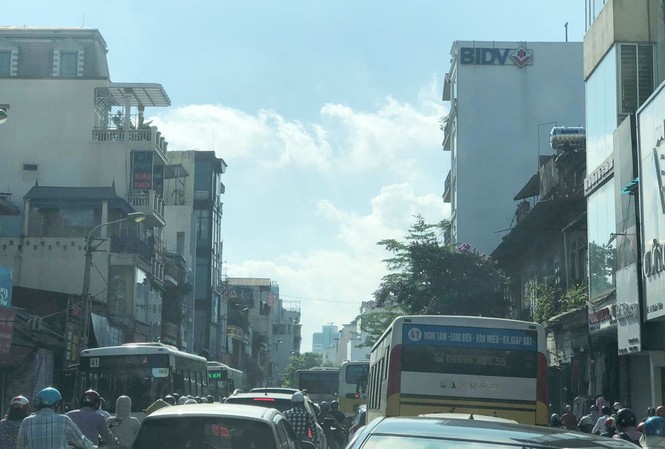 Ùn tắc kéo dài trên đường Khâm Thiên Ùn tắc kéo dài trên đường Khâm Thiên