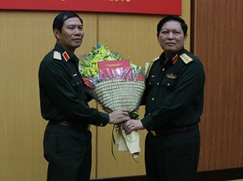 Tư lệnh Quân khu 4 làm Phó tổng tham mưu trưởng quân đội Đại tướng, Bộ trưởng Quốc phòng Ngô Xuân Lịch trao quyết định bổ nhiệm cho Trung tướng Nguyễn Tân Cương. Ảnh: Mod.