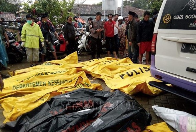 Thương vong do sóng thần ở Indonesia tăng lên trên 1.000 người Thi thể nạn nhân trong trận động đất và sóng thần tại Indonesia, ngày 23/12/2018. Ảnh: AFP/TTXVN