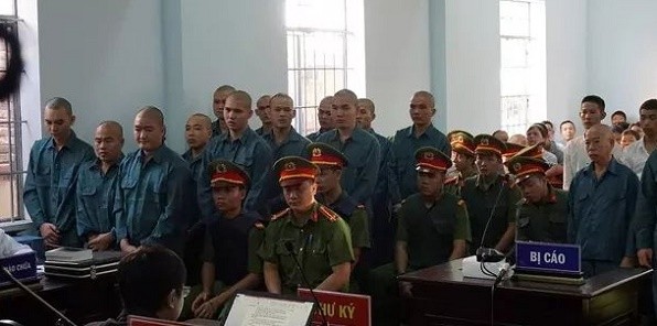Xử sơ thẩm 30 bị cáo gây rối tại cổng UBND tỉnh Bình Thuận Xử sơ thẩm 30 bị cáo gây rối tại cổng UBND tỉnh Bình Thuận
