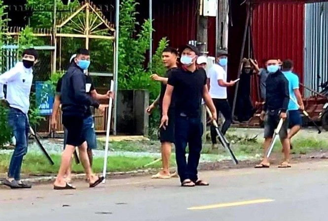 Hàng chục thanh niên bịt mặt cầm dao, mã tấu đuổi chém nhau gây náo loạn ở Đồng Nai Hàng chục thanh niên bịt mặt cầm dao, mã tấu đuổi chém nhau gây náo loạn ở Đồng Nai