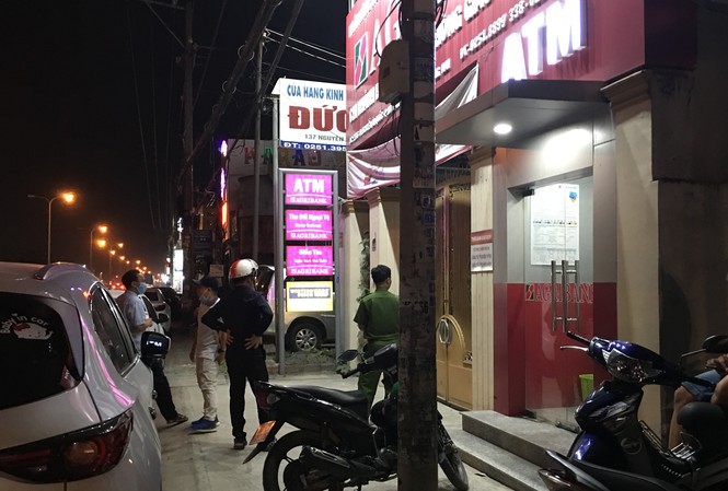 Đồng Nai: Cướp cầm hung khí nhảy vào quầy giao dịch của ngân hàng