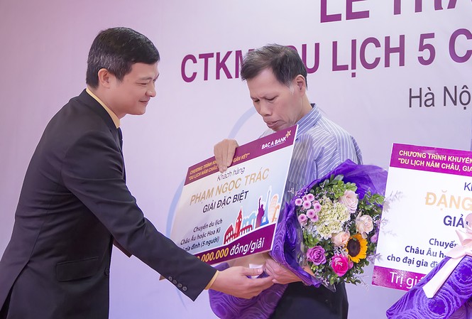 Gửi tiết kiệm trúng chuyến du lịch Châu Âu cho cả gia đình Lãnh đạo Bac A Bank tặng giải đặc biệt cho khách hàng