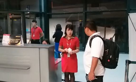 Nhân viên Vietjet xé vé trước mặt khách sẽ bị xử lý ra sao? Hình ảnh nhân viên Vietjet xé vé của hành khách