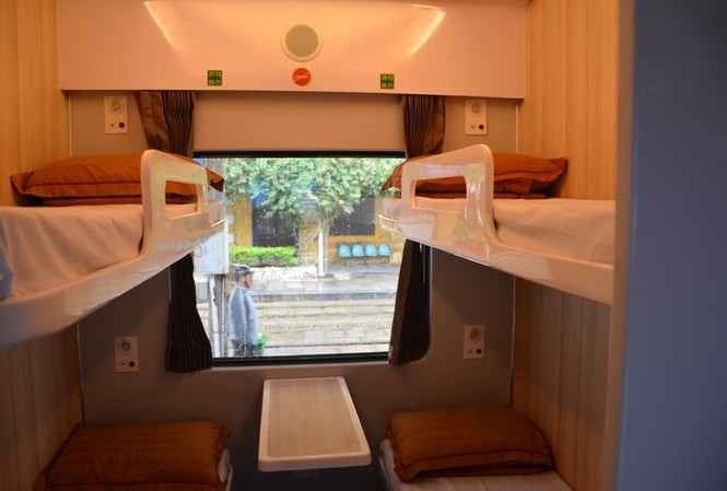 Đường sắt đưa tàu mới, suất ăn hàng không vào phục vụ từ 10/1/2018 Khoang giường nằm mới đóng có sạc pin điện thoại của Tổng Cty Đường sắt Việt Nam