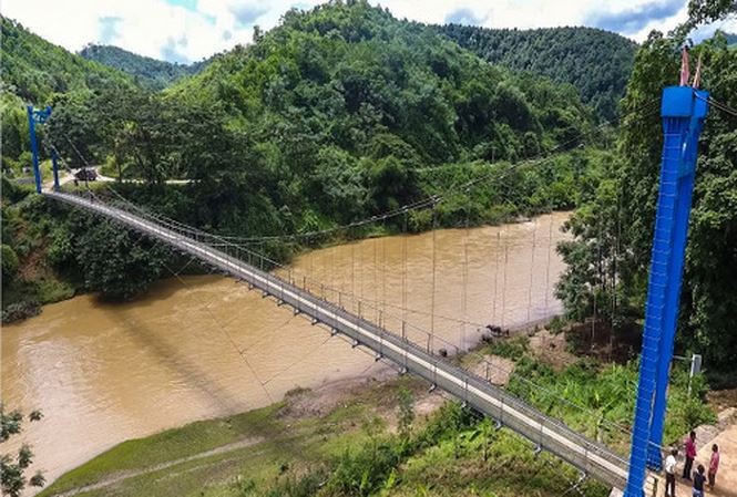 Nhiều doanh nghiệp hứa tặng cầu treo cho vùng khó rồi ..“quên“? Cầu treo Ngòi Hút (Văn Yên – Yên Bái) - một trong 6 cây cầu được tập đoàn Viettel cam kết tài trợ trong chương trình Nhịp cầu yêu thương và đã thực hiện