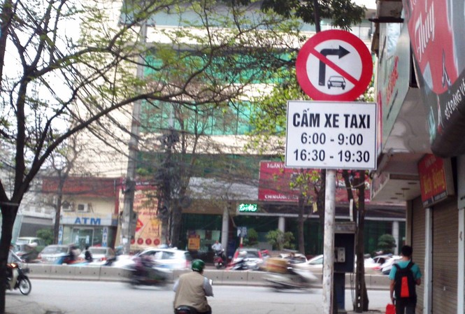 Đề nghị gỡ bỏ các biển cấm taxi tại Hà Nội Hiện Hà Nội là tỉnh thành duy nhất trên cả nước có biển cấm đường áp dụng riêng với taxi.