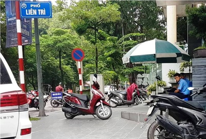 Vỉa hè lạc loài, xoá lối đi dành cho người mù của 'đại gia' Hà Nội Vỉa hè góc phố Liên Trì - Nguyễn Du do UBND quận Hai Bà Trưng làm chủ đầu tư bị thay đổi mẫu mã, phá lối đi của người khiếm thị