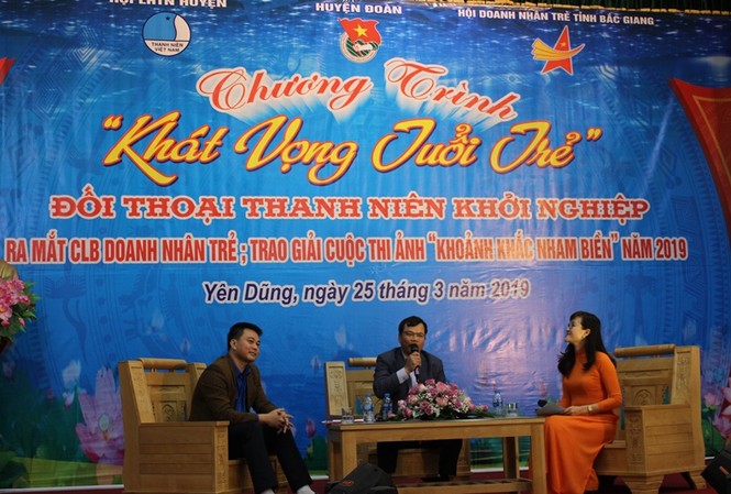 Thủ lĩnh Đoàn tỉnh Bắc Giang đối thoại về lập thân, lập nghiệp Anh Ngụy Văn Tuyên, Ủy viên thường vụ Trung ương Đoàn, Bí thư tỉnh Đoàn Bắc Giang (bên trái) và ông Phan Thế Tuấn, Bí thư huyện ủy Yên Dũng tại buổi đối thoại với các bạn trẻ