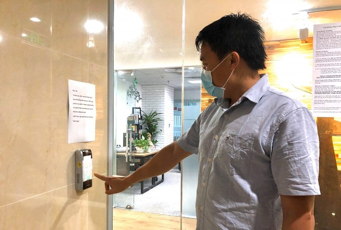Dân văn phòng đang làm gì để chống dịch virus corona? Máy chấm vân tay đã được bịt lại