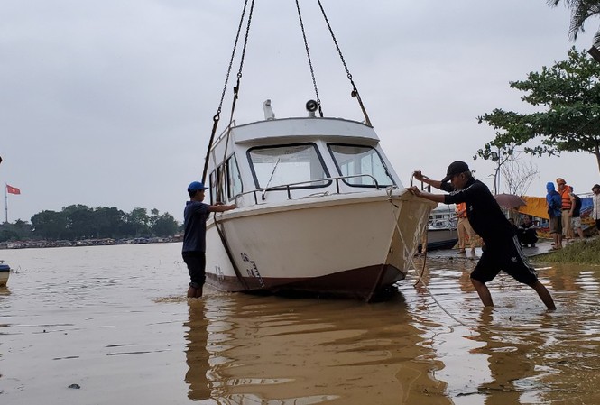 Đưa ngay 2 ca nô do Tập đoàn TNG tặng vào khắc phục hậu quả lũ lụt Chiếc ca nô thứ 2 Tập đoàn TNG phối hợp với báo Tiền Phong trao tặng được hạ thủy trên sông Hương qua TP Huế sáng 22/10.