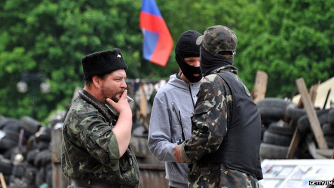 Người nói tiếng Ukraine ồ ạt rời Donetsk Phe ly khai ủng hộ Nga đứng bên ngoài một tòa nhà tại Donetsk