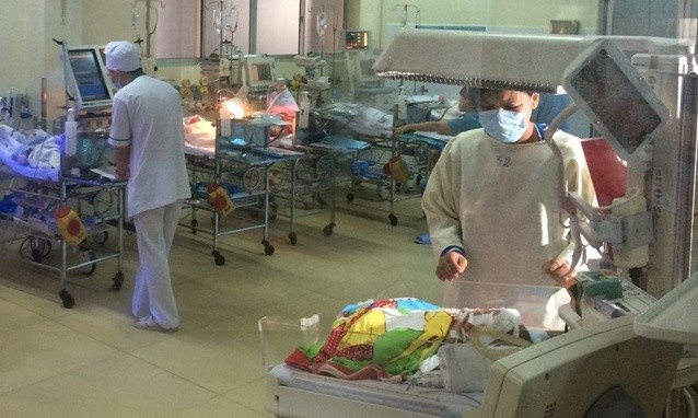 Mẹ bé bị dao đâm xuyên đầu xót xa gặp lại con Mẹ bé bị dao đâm xuyên đầu xót xa gặp lại con