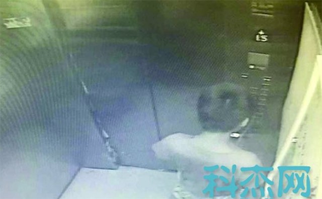 Thang máy chung cư tê liệt vì bé trai tè vào bảng điều khiển Hình ảnh dược ghi lại từ camera. Ảnh:Shanghaiist
