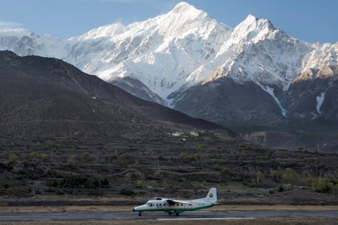 Tìm thấy mảnh vỡ máy bay chở 23 người rơi ở Nepal Một máy bay của Tara Airlines hạ cánh tại Jomson. Ảnh: BBC