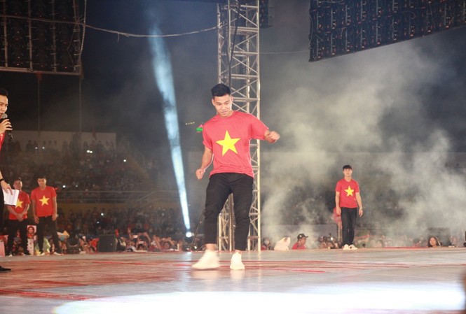 Văn Thanh tái hiện 'dáng đứng lịch sử' tại chảo lửa Thống Nhất Văn Thanh tái hiện 'dáng đứng lịch sử' tại chảo lửa Thống Nhất