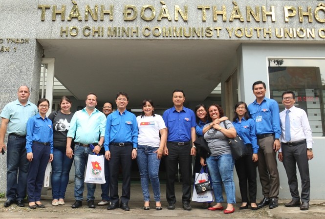 Đoàn đại biểu cấp cao T.Ư Đoàn Cuba làm việc với Thành Đoàn TPHCM Hai tổ chức Đoàn chụp ảnh lưu niệm - Ảnh: Đức Duy