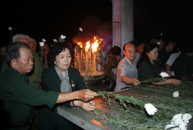 Thắp sáng nghĩa tình đồng đội ở nghĩa trang Quốc gia Đồi 82 Thắp sáng nghĩa tình đồng đội ở nghĩa trang Quốc gia Đồi 82