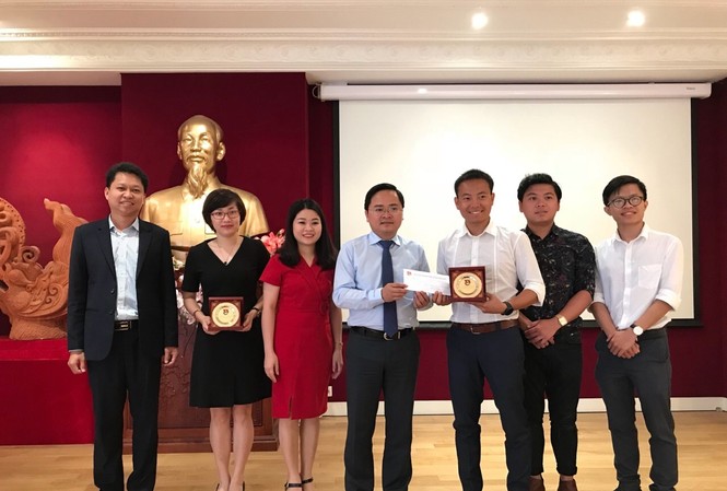 Bí thư T.Ư Đoàn Nguyễn Anh Tuấn làm việc với Hội Sinh viên VN tại Pháp Anh Nguyễn Anh Tuấn tặng quà cho Hội sinh viên Việt Nam tại Pháp