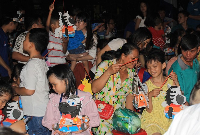Mặc mưa lớn, 2.000 bạn nhỏ TPHCM đón trung thu trong tình thương ấm áp Mặc mưa lớn, 2.000 bạn nhỏ TPHCM đón trung thu trong tình thương ấm áp