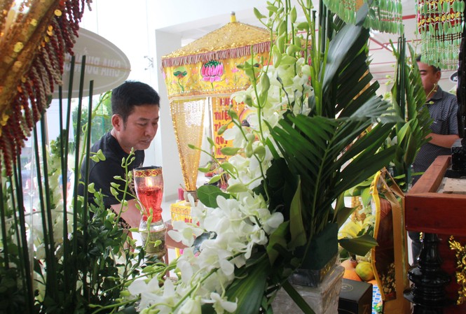 Hồng Tơ, Tấn Beo cùng nhiều đồng nghiệp, bạn hữu đến viếng cố NSƯT Chánh Tín Hồng Tơ, Tấn Beo cùng nhiều đồng nghiệp, bạn hữu đến viếng cố NSƯT Chánh Tín
