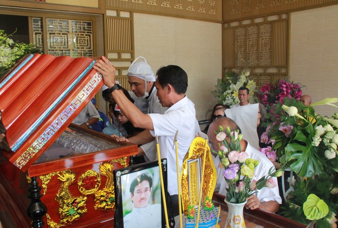 Gia đình con trai nhìn mặt Chánh Tín lần cuối trước giờ phút hoả táng Gia đình con trai nhìn mặt Chánh Tín lần cuối trước giờ phút hoả táng