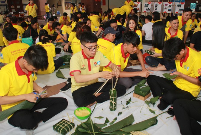 Ngày giáp Tết, bạn trẻ chung tay gói bánh chưng, bánh tét tặng người nghèo Ngày giáp Tết, bạn trẻ chung tay gói bánh chưng, bánh tét tặng người nghèo