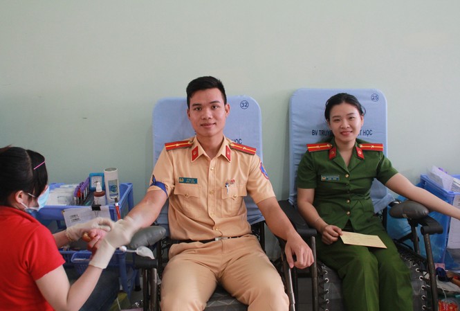 Gần 500 cán bộ, chiến sỹ Công an hiến máu tình nguyện ngày giáp Tết Gần 500 cán bộ, chiến sỹ Công an hiến máu tình nguyện ngày giáp Tết