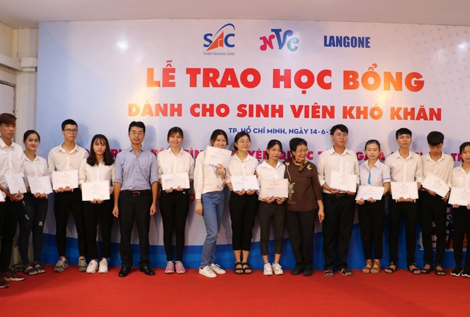 Trao 126 suất học bổng khuyến khích bạn trẻ vượt khó sau đại dịch COVID-19 Trao 126 suất học bổng khuyến khích bạn trẻ vượt khó sau đại dịch COVID-19