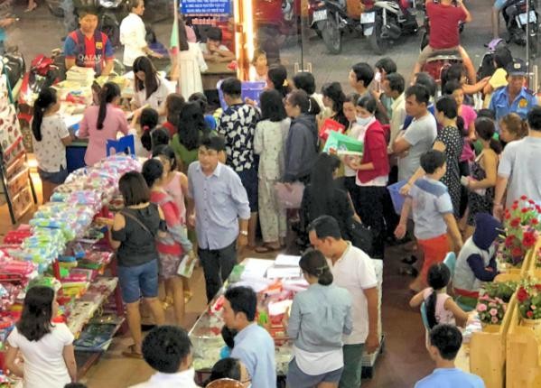 Phụ huynh nháo nhào tìm sách cho con, các nhà sách kẹt cứng người Phụ huynh nháo nhào tìm sách cho con, các nhà sách kẹt cứng người