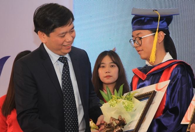 Khởi động học bổng 'Nâng bước thủ khoa 2018' Bí thư Trung ương Đoàn Nguyễn Long Hải trao học bổng Nâng bước Thủ khoa 2016