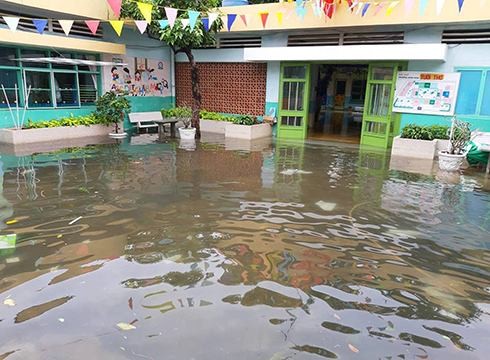 Hàng ngàn học sinh TPHCM vẫn nghỉ học vì trường ngập, cây đổ Hàng ngàn học sinh TPHCM vẫn nghỉ học