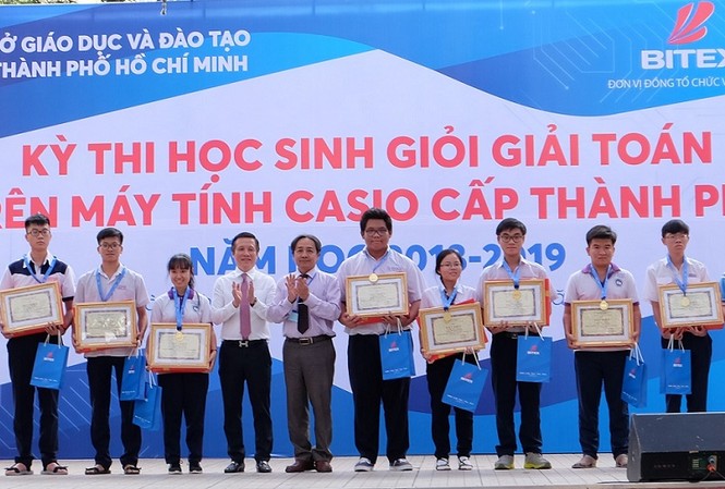 Gần 1.000 học sinh thi chung kết giải toán trên máy tính cầm tay Gần 1.000 học sinh thi chung kết giải toán trên máy tính cầm tay