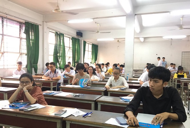 Gần 37.000 thí sinh bước vào kỳ thi đánh giá năng lực để xét tuyển vào ĐH, CĐ Thí sinh trước giờ làm bài thi đánh gia năng lực do ĐHQG TPHCM tổ chức